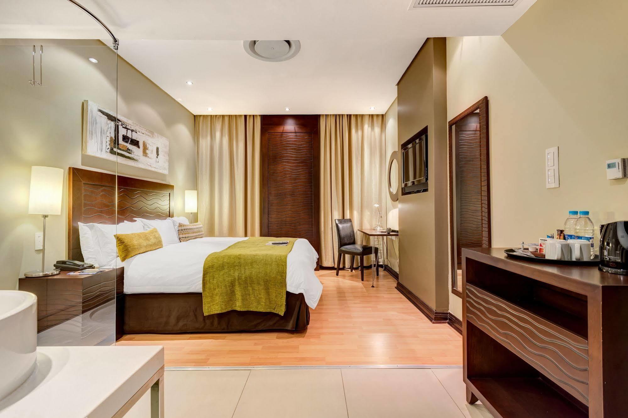 Protea Hotel By Marriott Transit O.R. Tambo Airport Kempton Park Eksteriør billede