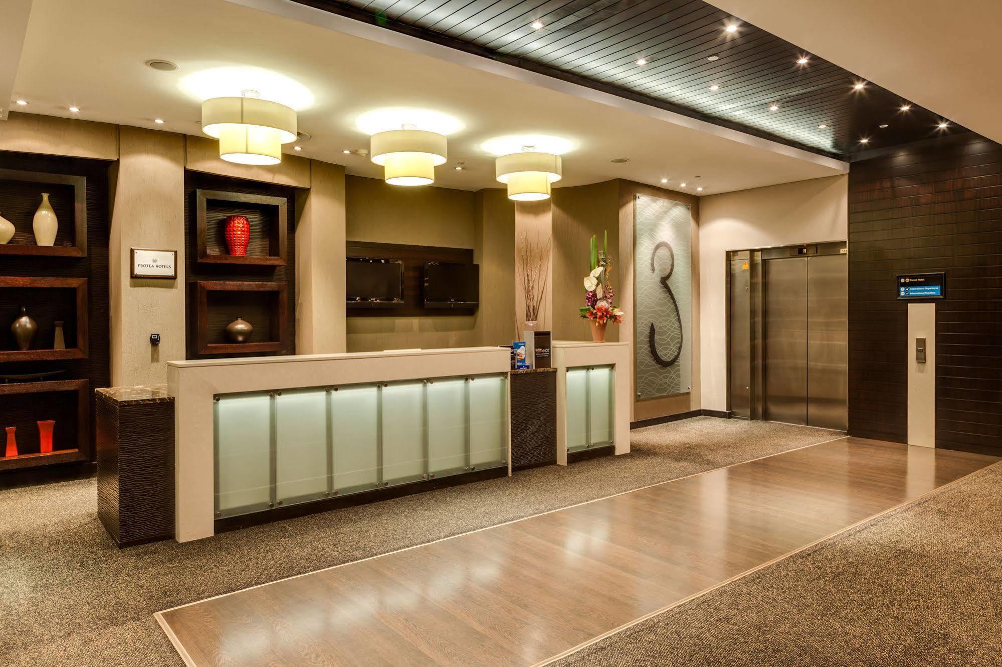 Protea Hotel By Marriott Transit O.R. Tambo Airport Kempton Park Eksteriør billede